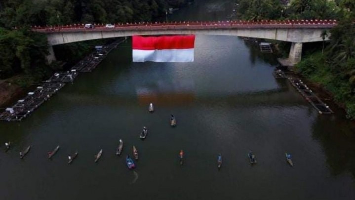 Bendera Merah Putih Sepanjang 19x45 Meter Membentang di Jembatan Rantau Berangin