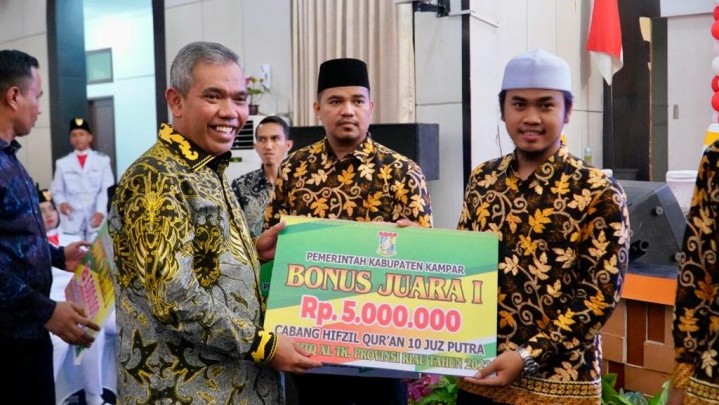 Pj. Bupati Kampar Serahkan Beasiswa Kepada Para Penghafal Alquran 30 Juz Pj. Bupati Kampar Serahkan Beasiswa Kepada Para Penghafal Alquran 30 Juz