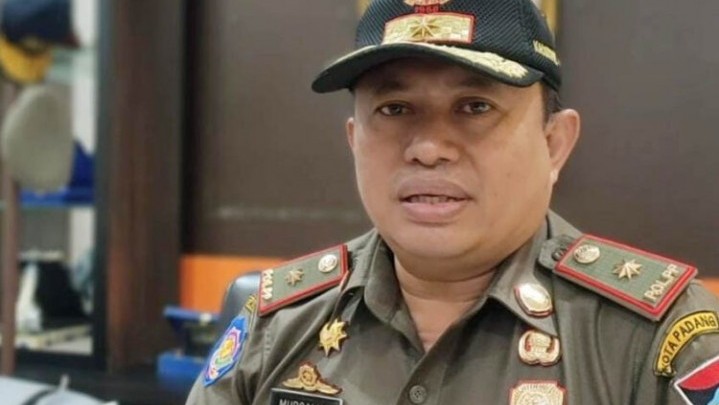 Kasatpol PP Bantah Anggotanya Arogan Saat Penertiban Pedagang di Pantai Padang Kasatpol PP Bantah Anggotanya Arogan Saat Penertiban Pedagang di Pantai Padang