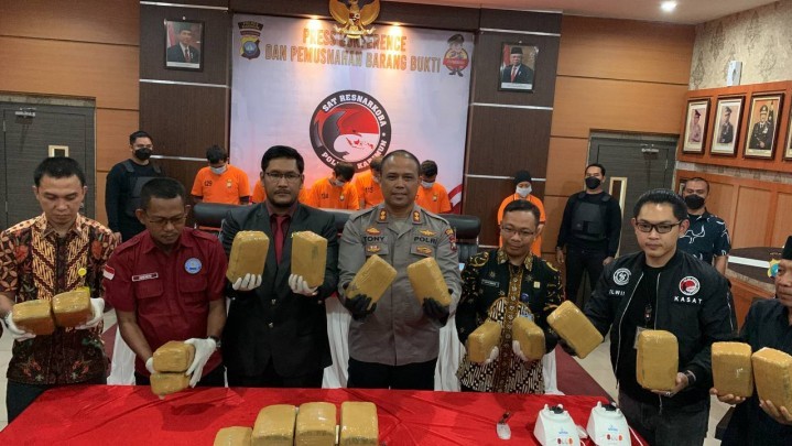 Emak-emak Pemasok Ganja dari Aceh ke Karimun Diringkus Polisi