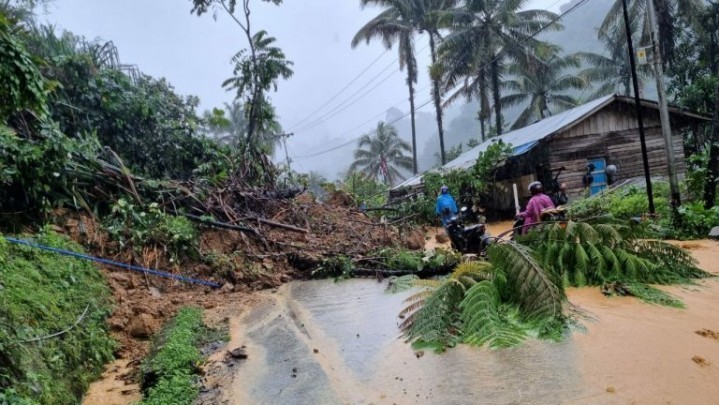 Siang Tadi Longsor di Kawasan Sitinjau Lauik, Akses Jalan Putus Siang Tadi Longsor di Kawasan Sitinjau Lauik, Akses Jalan Putus