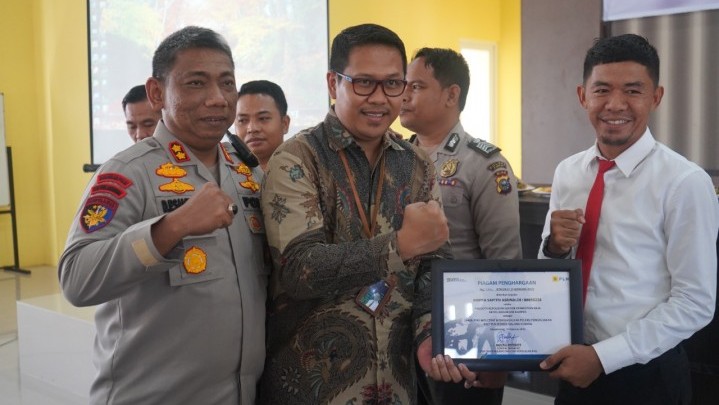 Personel Polres Kampar Dapat Penghargaan Khusus dari PLN Personel Polres Kampar Dapat Penghargaan Khusus dari PLN