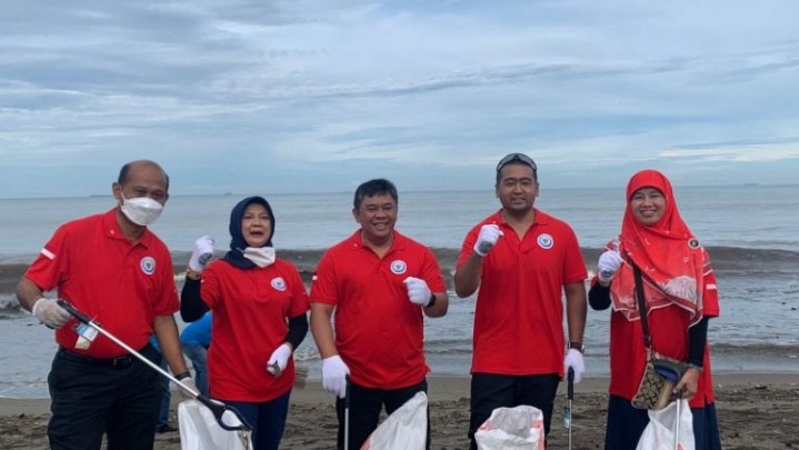 Aksi Relawan di Pantai Puruih Sumbar Berhasil Kumpulkan 2 Ton Sampah Aksi Relawan di Pantai Puruih Sumbar Berhasil Kumpulkan 2 Ton Sampah