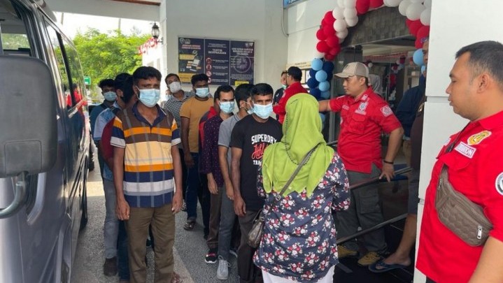 Imigrasi Dumai Amankan Puluhan Orang yang Akan Menyeberang ke Malaysia Imigrasi Dumai Amankan Puluhan Orang yang Akan Menyeberang ke Malaysia