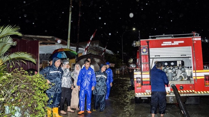 Hujan Guyur Kota Bangkinang Sebabkan Banjir, Kamsol Bawa Mobil Damkar Sedot Air Hujan Guyur Kota Bangkinang Sebabkan Banjir, Kamsol Bawa Mobil Damkar Sedot Air