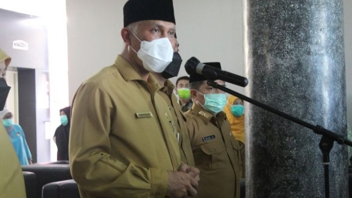 Gubernur Mahyeldi Bubarkan Tim Percepatan Sumbar Madani Gubernur Mahyeldi Bubarkan Tim Percepatan Sumbar Madani