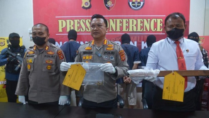 Terduga Pelaku Pembakar Bendera Merah Putih Ditangkap Polisi Terduga Pelaku Pembakar Bendera Merah Putih Ditangkap Polisi