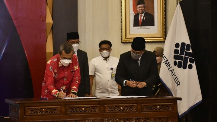 Naskah Perjanjian Hibah Aset Pemprov Riau 10 Hektar Disepakati Gubri dan Kemenaker Naskah Perjanjian Hibah Aset Pemprov Riau 10 Hektar Disepakati Gubri dan Kemenaker