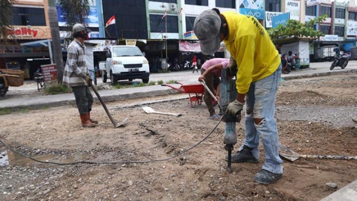 Indra Pomi Klaim 70 Persen Jalan Rusak di Pekanbaru Sudah Diperbaiki Indra Pomi Klaim 70 Persen Jalan Rusak di Pekanbaru Sudah Diperbaiki