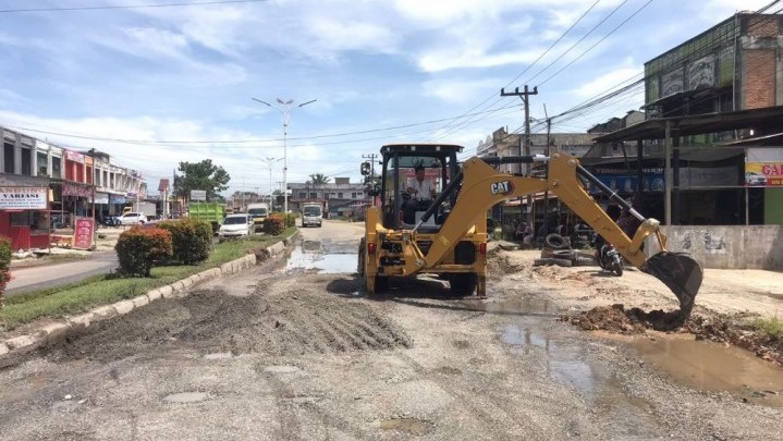 Truk Terbalik, Jalan Rusak Parah di Ujung Batu Sebagian Diperbaiki Truk Terbalik, Jalan Rusak Parah di Ujung Batu Sebagian Diperbaiki