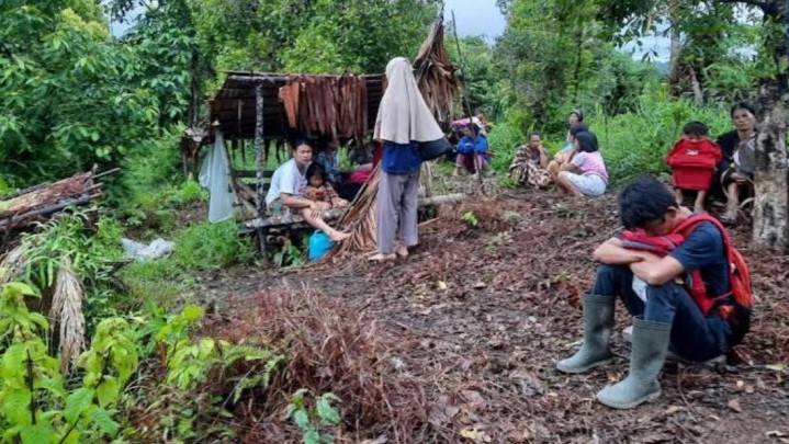 Ratusan Keluarga Korban Gempa Mentawai Masih Mengungsi di Perbukitan Ratusan Keluarga Korban Gempa Mentawai Masih Mengungsi di Perbukitan