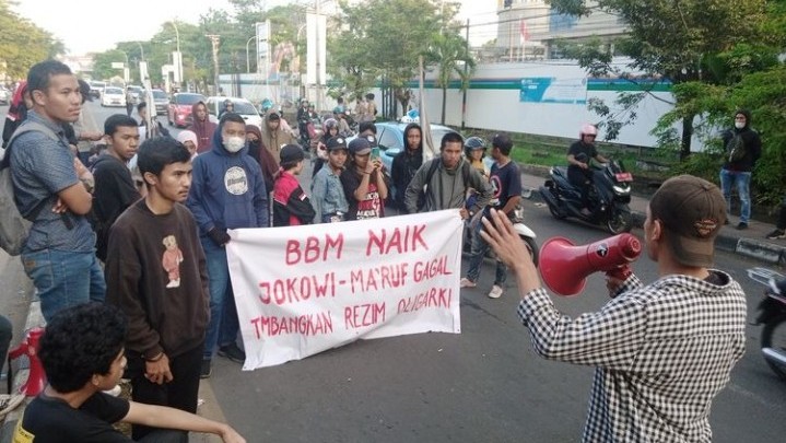 Mahasiswa Demo Tolak BBM Naik di Makassar hingga Surabaya Mahasiswa Demo Tolak BBM Naik di Makassar hingga Surabaya