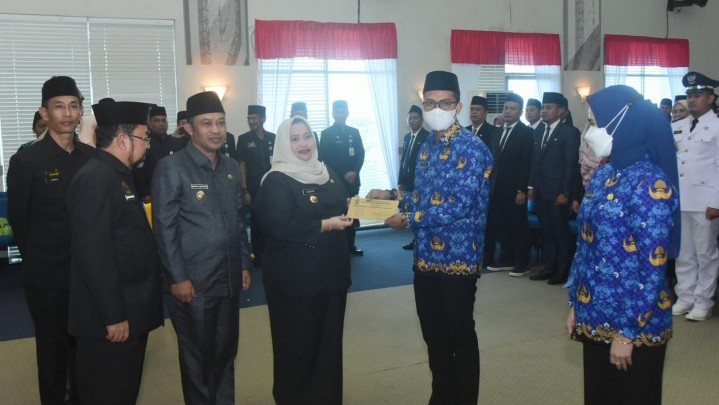 SK Pengangkatan PNS Formasi Tahun 2019 Diserahkan Bupati Kasmarni SK Pengangkatan PNS Formasi Tahun 2019 Diserahkan Bupati Kasmarni