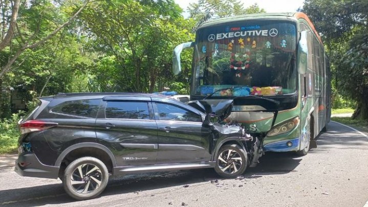 Tabrakan Bus ALS dengan Minibus di Agam Sumbar