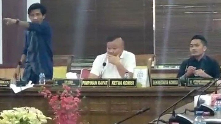 Banting Mikrofon hingga Pukul Meja di RDP Komisi I DPRD Batam