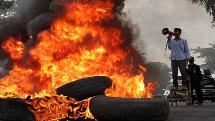 Tak Terima Harga BBM Naik, HMI Makassar Blokir Jalan