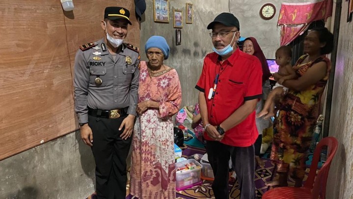 Berbagi Sembako, Polsek Tembilahan Hulu Ringankan Beban Warga Kurang Mampu