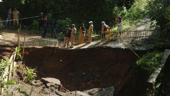 Korban Longsor di Pesisir Selatan Terisolasi Korban Longsor di Pesisir Selatan Terisolasi