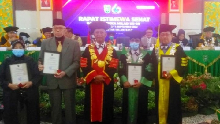 Miliki Jasa Majukan UIR, Mantan Rektor Diberi Pin Emas