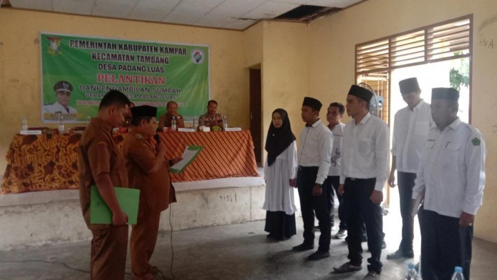Lantik Sejumlah Perangkat Desa Padang Luas Kampar, Begini Harapan Kades Darusman Lantik Sejumlah Perangkat Desa Padang Luas Kampar, Begini Harapan Kades Darusman