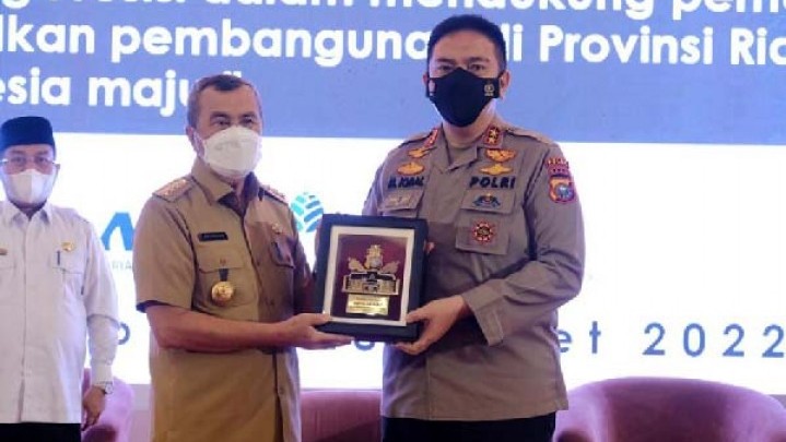 Gubri Minta Polda Awasi Distribusi Bahan Pokok di Riau Gubri Minta Polda Awasi Distribusi Bahan Pokok di Riau