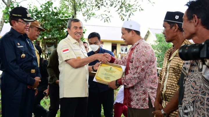 Gubri Syamsuar Serahkan RLH di Indragiri Hilir