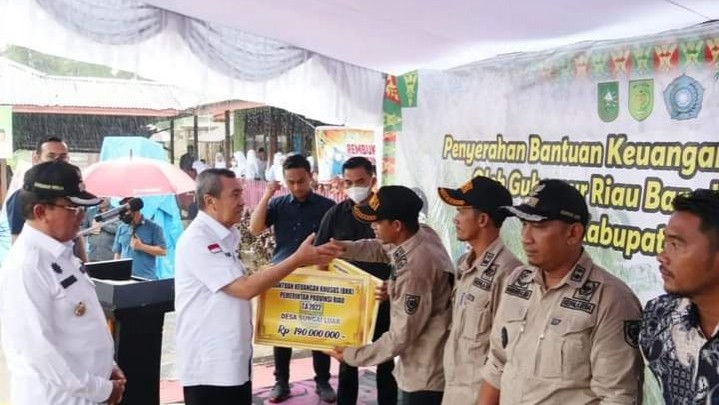 Bankeu Khusus Pemprov Riau Diserahkan Bagi Seratus Lebih Desa di Inhil Bankeu Khusus Pemprov Riau Diserahkan Bagi Seratus Lebih Desa di Inhil