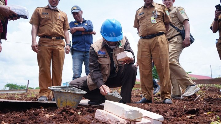 Kepsek di Siak Ini Mengadu Muridnya Tiap Tahun Berkurang Kepsek di Siak Ini Mengadu Muridnya Tiap Tahun Berkurang