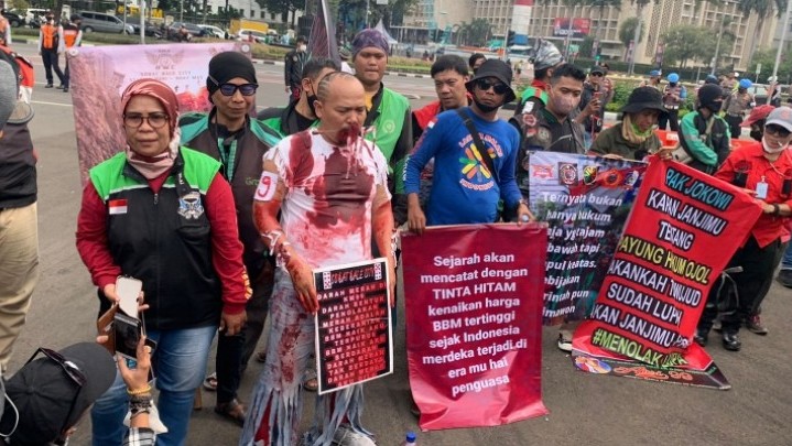 Harga BBM Naik, Ojol Aksi Teatrikal: BBM Naik Aku Terpuruk Harga BBM Naik, Ojol Aksi Teatrikal: BBM Naik Aku Terpuruk