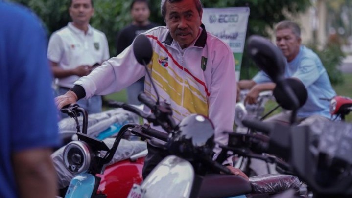 Gubri Syamsuar Ajak Masyarakat Riau Beralih Gunakan Kendaraan Listrik Gubri Syamsuar Ajak Masyarakat Riau Beralih Gunakan Kendaraan Listrik