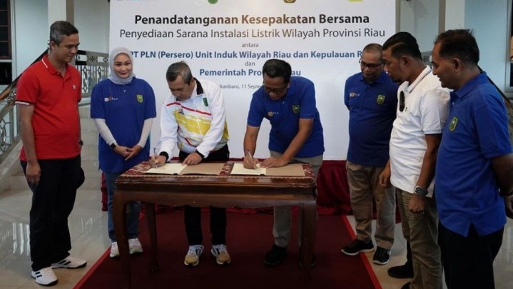 Dukung Program Riau Hijau, Gubri Tandatangani Komitmen Bersama PLN Dukung Program Riau Hijau, Gubri Tandatangani Komitmen Bersama PLN