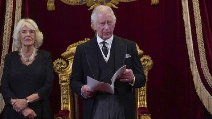 Raja Charles Dibanjiri Kritik karena Belaku Kasar pada Pelayan