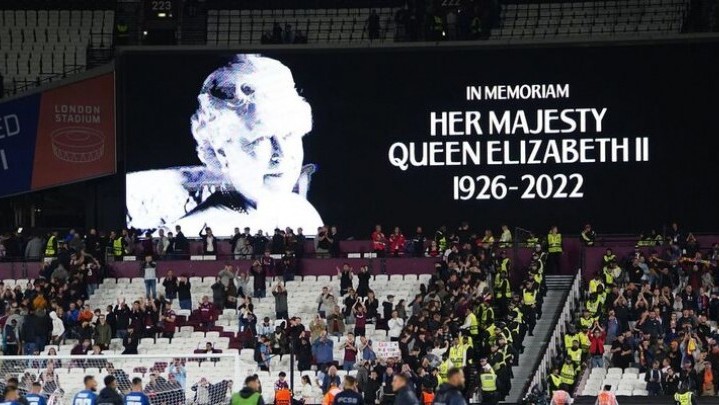 Penggemar Sepakbola Inggris Meradang Turnamen Dibatalkan karena Kematian Ratu Penggemar Sepakbola Inggris Meradang Turnamen Dibatalkan karena Kematian Ratu