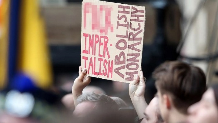 Saat Aksesi Raja Charles III, Bawa Papan 