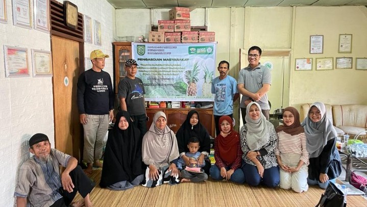 Dosen UIR Gelar Sosialisasi Pemanfaatan Limbah Kulit Nenas jadi Pakan Ternak di Desa Kualu Nenas