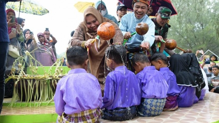 Mandi Safar Bengkalis, Bupati Kasmarni: Bentuk Nyata Peduli Budaya Lokal Mandi Safar Bengkalis, Bupati Kasmarni: Bentuk Nyata Peduli Budaya Lokal