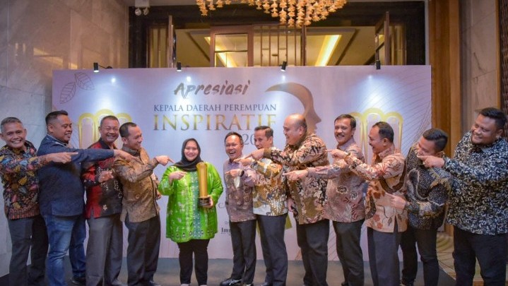 Dinilai Sukses Majukan Daerah, Penghargaan KDI 2022 Diterima Bupati Kasmarni Dinilai Sukses Majukan Daerah, Penghargaan KDI 2022 Diterima Bupati Kasmarni