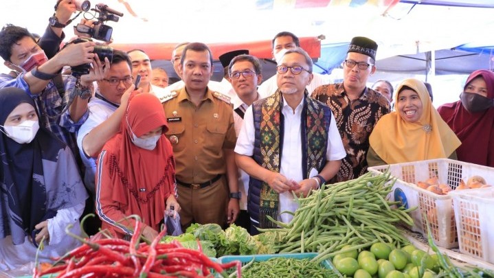 Tinjau Pasar Tradisional di Riau, Menteri Zulhas Klaim Harga Bahan Pokok Terjangkau