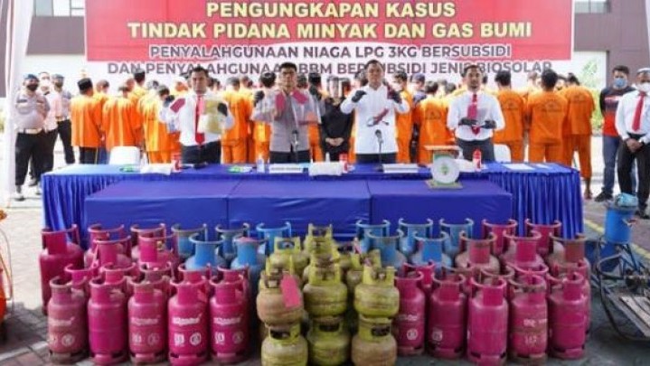 Polda Riau Bongkar Sindikat Pengoplosan Gas Elpiji Polda Riau Bongkar Sindikat Pengoplosan Gas Elpiji