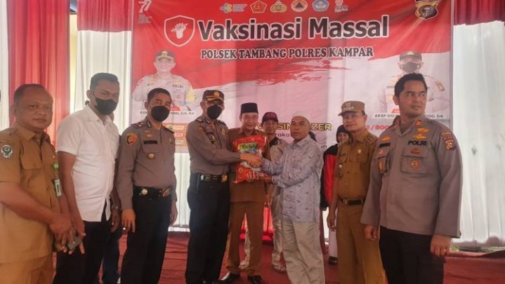 Warga Desa Terantang Kampar Semangat Ikuti Vaksinasi Massal Warga Desa Terantang Kampar Semangat Ikuti Vaksinasi Massal