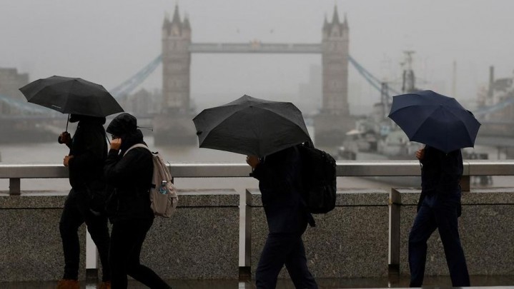 Gegara Krisis Warga Inggris Makan Karet Gegara Krisis Warga Inggris Makan Karet