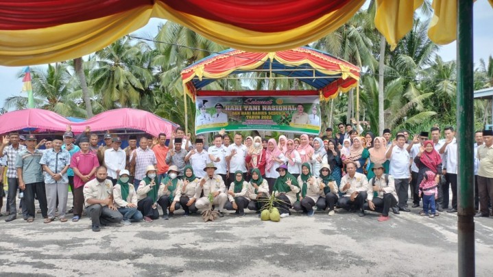 Bagi-bagi Bibit UPT Bengkalis di Hari Tani Bagi-bagi Bibit UPT Bengkalis di Hari Tani