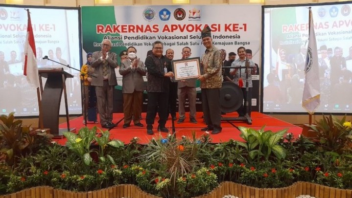 Gubernur Syamsuar Dapat Penghargaan APVOKASI Gubernur Syamsuar Dapat Penghargaan APVOKASI