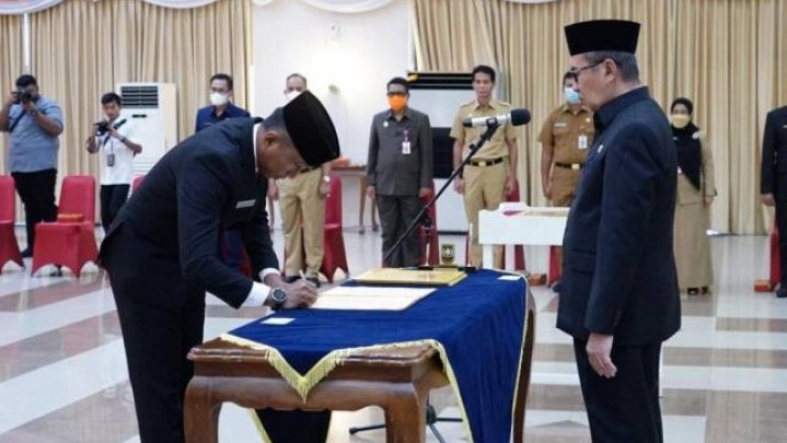 Berikut Pesan Khusus Gubri Syamsuar untuk Dirut RSJ Tampan Berikut Pesan Khusus Gubri Syamsuar untuk Dirut RSJ Tampan