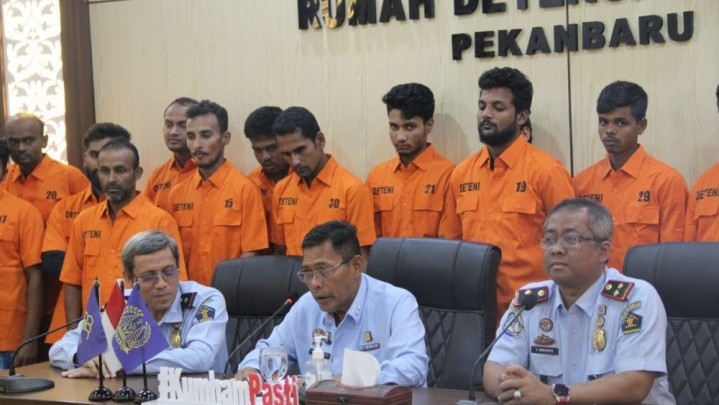 Di Rudenim Pekanbaru Puluhan WN Bangladesh Diamankan Di Rudenim Pekanbaru Puluhan WN Bangladesh Diamankan