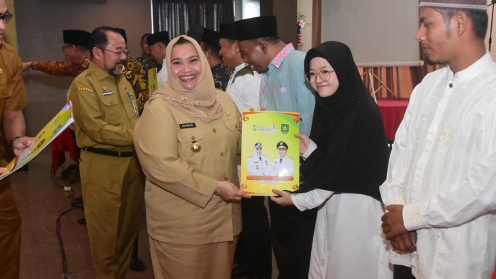 Bupati Kasmarni Beri Tugas Penting Penyuluh Agama Islam yang Baru Terima SK Bupati Kasmarni Beri Tugas Penting Penyuluh Agama Islam yang Baru Terima SK