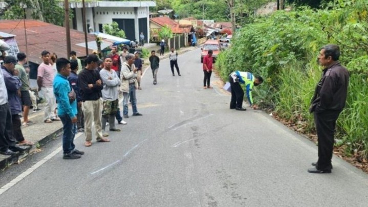 Belasan Mahasiswi di Bukittinggi Luka-luka Usai Angkot yang Ditumpangi Terbalik Belasan Mahasiswi di Bukittinggi Luka-luka Usai Angkot yang Ditumpangi Terbalik