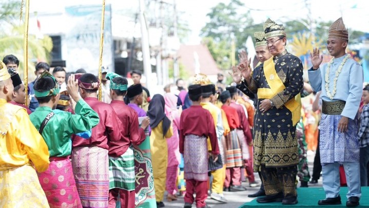Puluhan Paguyuban Ramaikan Pawai Budaya di HUT TNI ke-77 di Inhil