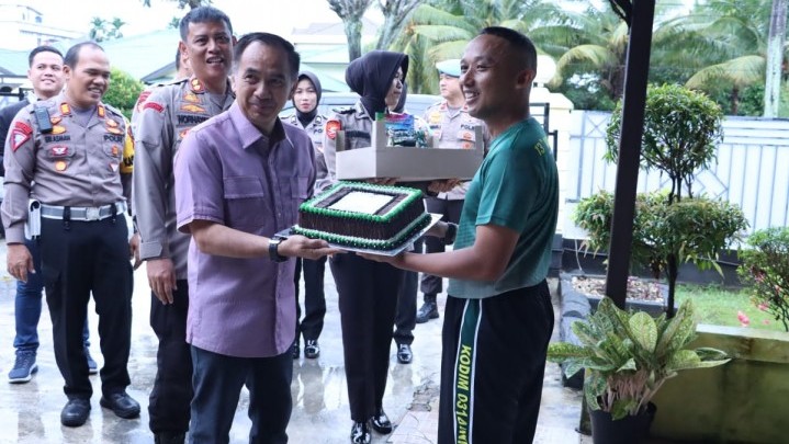 Dandim 0314 Dapat Kejutan dari DPRD Inhil Dandim 0314 Dapat Kejutan dari DPRD Inhil