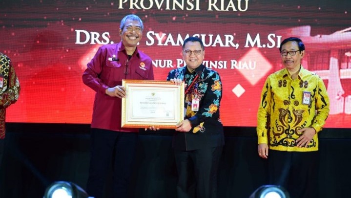 Pemprov Riau dan Pemko Pekanbaru Raih Penghargaan dari KASN Pemprov Riau dan Pemko Pekanbaru Raih Penghargaan dari KASN